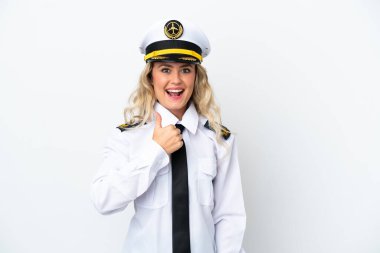 Brezilya uçağı pilotu beyaz arka planda izole edilmiş bir şekilde baş parmak hareketi yapıyor.