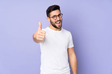 Kafkasyalı yakışıklı, soyutlanmış bir geçmişi var. Başparmakları havada. Çünkü iyi bir şey oldu.