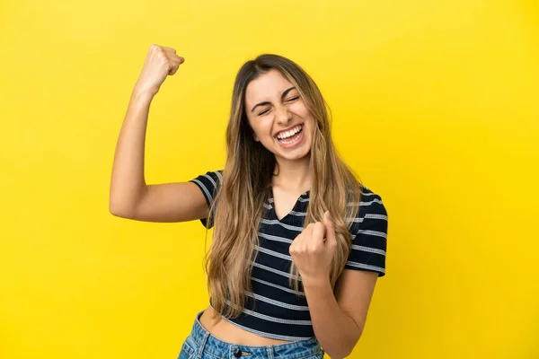 Jonge Kaukasische Vrouw Geïsoleerd Gele Achtergrond Vieren Een Overwinning — Stockfoto