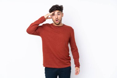 Soyutlanmış geçmişi olan yakışıklı Arap bir adam bir şey fark etti ve çözümü arıyor.