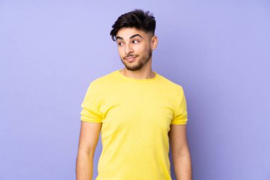 Münzevi geçmişi olan yakışıklı Arap bir adam şüpheli hareketler yapıyor.