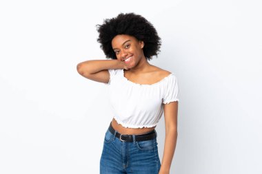 Genç Afrikalı Amerikalı kadın beyaz arka planda yalnız gülüyor.