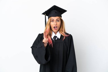 Genç üniversite mezunu izole edilmiş beyaz arka planda parmağını kaldırarak çözümü bulmayı amaçlıyor.