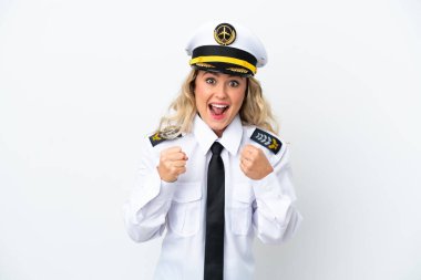 Brezilya uçağı pilotu beyaz arka planda tek başına galibiyeti kutluyor.