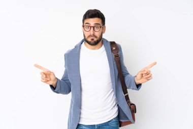 Beyaz arka planda izole edilmiş beyaz iş adamı, yandakilerin şüphelerine işaret ediyor.