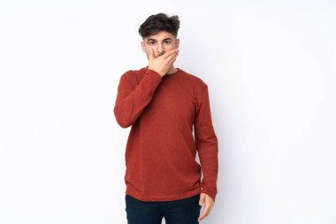 Arap yakışıklı adam izole edilmiş arka planda ağzını eliyle kapatıyor.