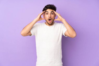 Şaşırtıcı bir ifadeyle soyutlanmış Arap yakışıklı bir adam.