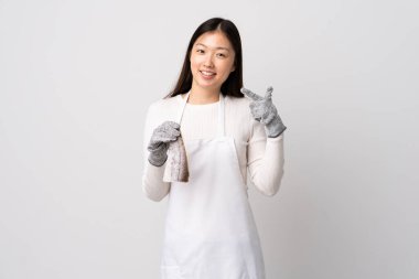 Çinli balıkçı önlük takıyor ve beyaz arka planda çiğ balık tutuyor.