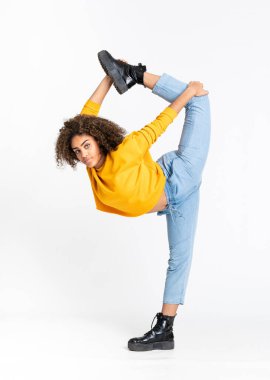 Genç Afrikalı Amerikalı kadın izole beyaz arka planda dans ediyor.