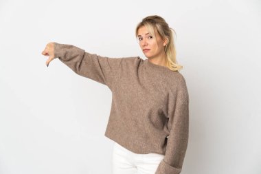 Beyaz arka planda izole edilmiş genç bir Rus kadın başparmağının olumsuz ifadesini gösteriyor.