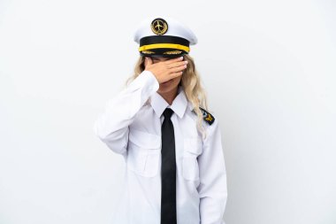 Brezilya 'lı uçak pilotu beyaz arka planda, gözleri elle kapatıyor. Bir şey görmek istemiyorum.