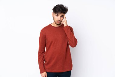 Soyutlanmış geçmişi olan yakışıklı Arap bir adam bir fikir düşünüyor.