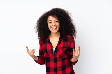 Genç Afro-Amerikalı kadın izole edilmiş bir şekilde boynuz hareketi yapıyor.