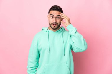 Pembe arka planda yaşayan beyaz tenli yakışıklı bir adam bir şey fark etti ve çözümü arıyor.