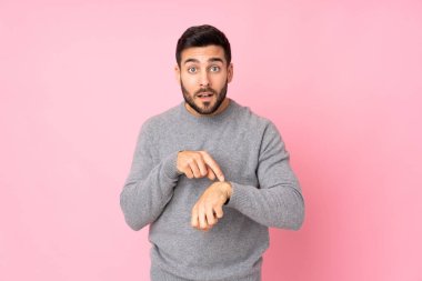 Kafkasyalı yakışıklı adam tecrit edilmiş geçmişinde geç kalma jesti yapıyor.