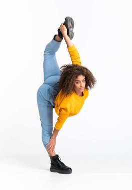 Genç Afrikalı Amerikalı kadın izole beyaz arka planda dans ediyor.