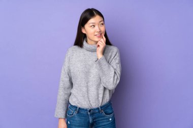 Asyalı genç bir kadın soyutlanmış bir geçmişi araştırırken bir fikir düşünüyor.