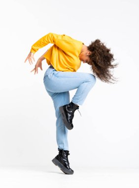 Genç Afrikalı Amerikalı kadın izole beyaz arka planda dans ediyor.