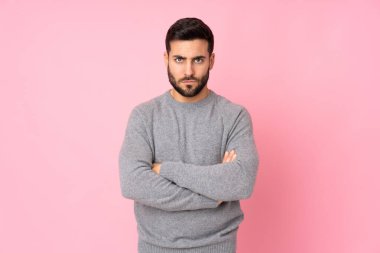 Kafkasyalı yakışıklı, soyutlanmış geçmişi olan, üzgün bir adam.