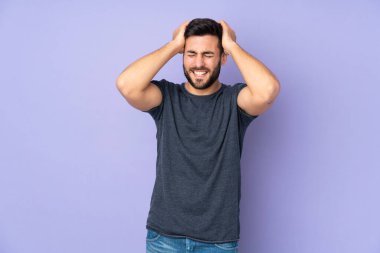 Kafkasyalı yakışıklı adam soyutlanmış mor arka planda gülüyor.