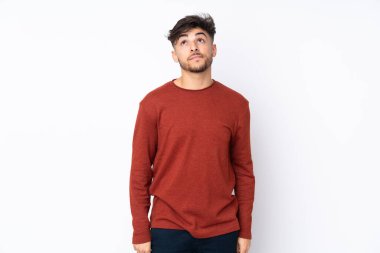 Soyutlanmış geçmişi olan yakışıklı Arap bir adam.