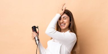 El blenderi kullanan kadın bir şey fark etti ve çözümü arıyor.