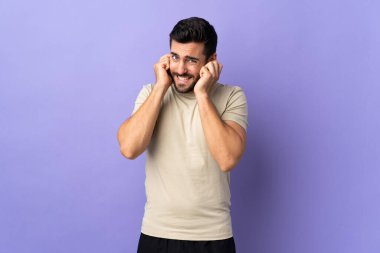 Sakallı, sakallı, sakallı, genç ve yakışıklı bir adam.