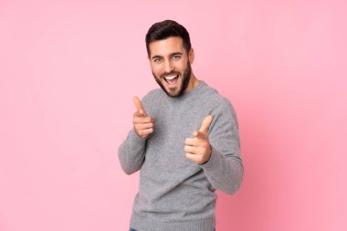 Kafkasyalı yakışıklı adam soyutlanmış arka planda ön tarafı gösteriyor ve gülümsüyor.