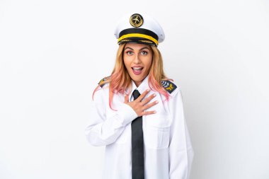 İzole edilmiş beyaz arka plan üzerinde uçak pilotu sağa bakarken şaşırdı ve şok oldu.