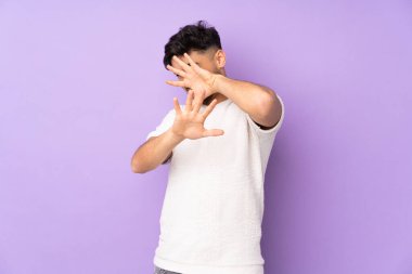 Arap yakışıklı adam soyutlanmış arka planda gergin eller öne doğru uzanıyor.