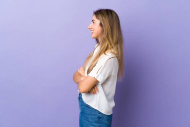 Yalıtılmış mor arka planda genç bir kadın.