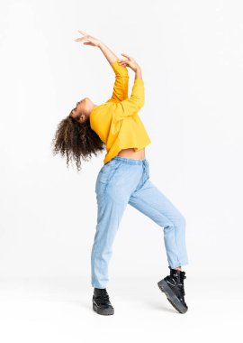 Genç Afrikalı Amerikalı kadın izole beyaz arka planda dans ediyor.