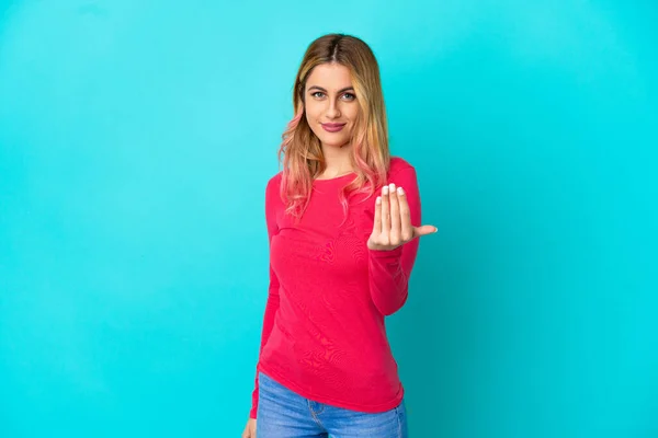 Jonge Vrouw Geïsoleerde Blauwe Achtergrond Uitnodigend Met Hand Komen Blij — Stockfoto