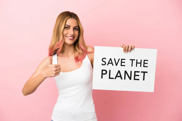 一位年轻女子 身披粉色背景 手持标语牌 手举大拇指拯救地球 — 图库照片