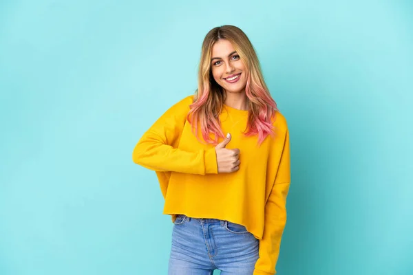 Mujer Joven Sobre Fondo Azul Aislado Dando Gesto Pulgar Hacia — Foto de Stock