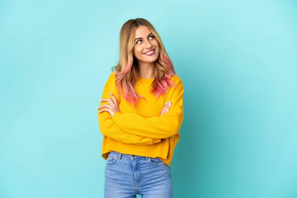 Young Woman Isolated Blue Background Looking While Smiling — Stock Photo, Image