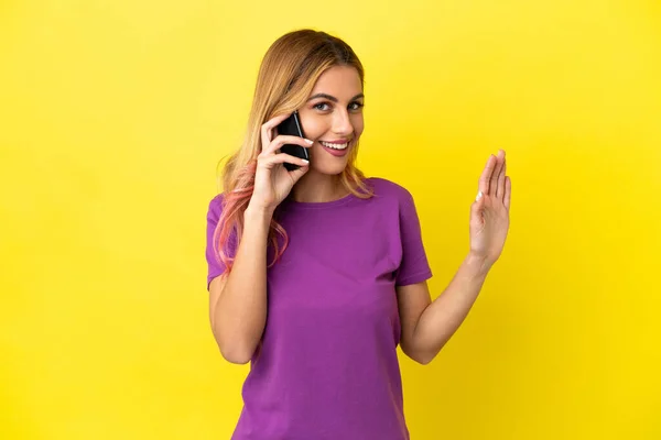 Giovane Donna Utilizzando Telefono Cellulare Sfondo Giallo Isolato Saluti Con — Foto Stock