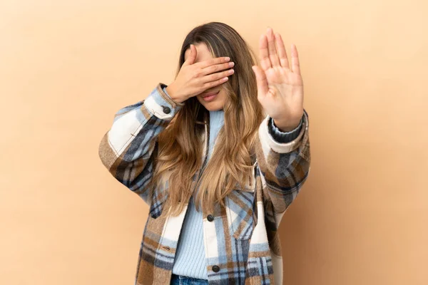 Jovem Mulher Caucasiana Isolado Fundo Bege Fazendo Parar Gesto Cobrindo — Fotografia de Stock