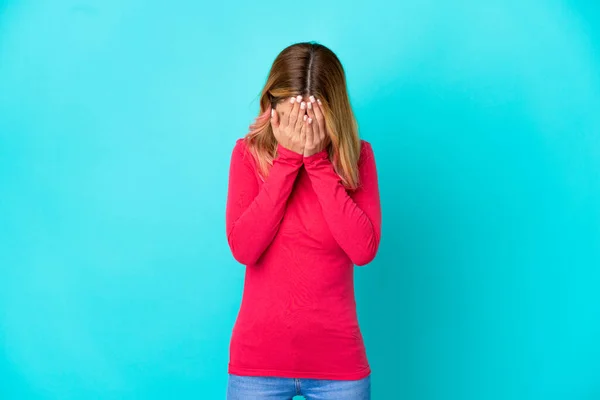 Giovane Donna Sfondo Blu Isolato Con Espressione Stanca Malata — Foto Stock