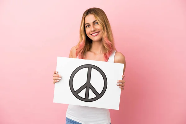 Jovem Mulher Sobre Fundo Rosa Isolado Segurando Cartaz Com Símbolo — Fotografia de Stock