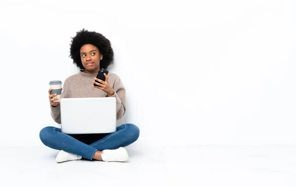 Jovem Afro Americana Com Laptop Sentado Chão Segurando Café Para — Fotografia de Stock