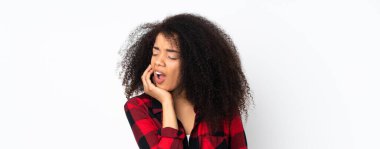 Genç Afrikalı Amerikalı kadın izole edilmiş, diş ağrısı olan.