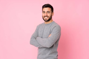 Kafkasyalı yakışıklı adam soyutlanmış, kolları bağlı ve ileriye bakıyor.