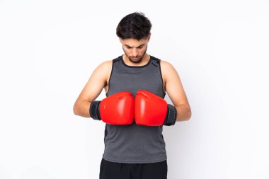 Beyaz arka planda boks eldivenleriyle izole edilmiş Arap spor adamı.