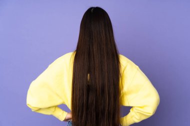 Mor arka planda izole edilmiş genç Asyalı kadın.