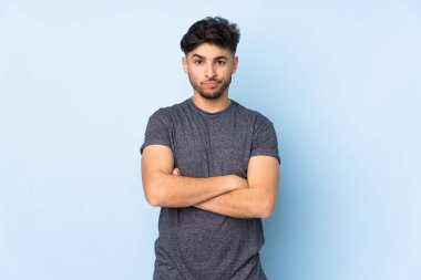 Münzevi geçmişi olan yakışıklı Arap bir adam üzgün.