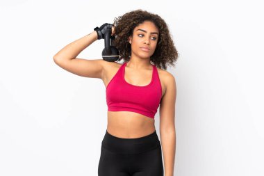 Beyaz arka planda izole edilmiş genç Afrikalı Amerikalı kadın halter yapıyor.