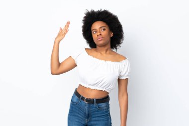 Genç Afrikalı Amerikalı kadın, beyaz arka planda izole edilmiş, yorgun ve hasta bir ifadeyle.