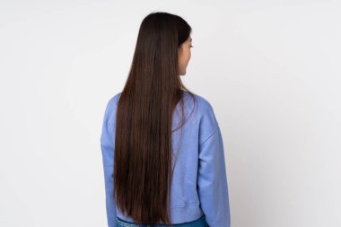 Arka planda izole edilmiş genç Asyalı kadın.