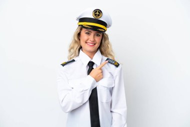 Brezilya uçağı pilotu beyaz arka planda izole edilmiş bir ürün sunmak için yan tarafı işaret ediyor